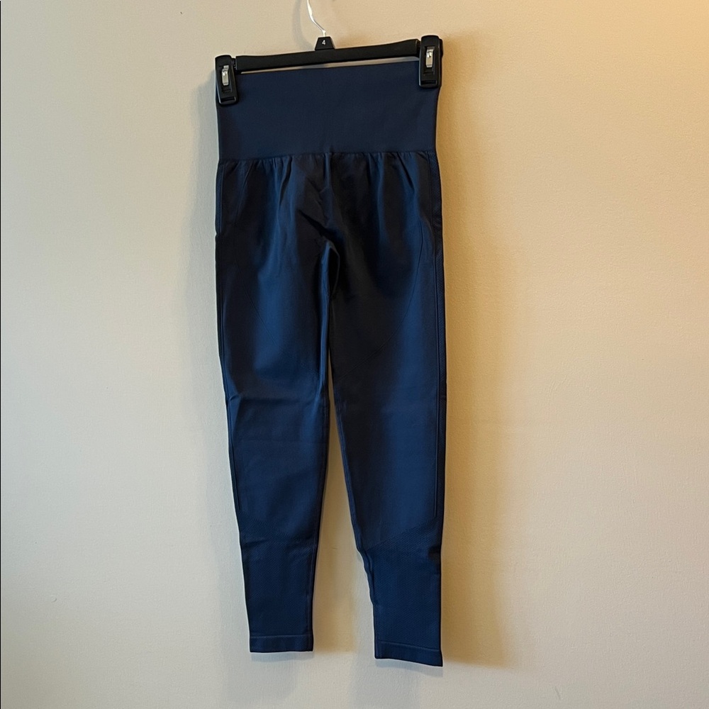 Halara Size M Woman’s Seamless Flow Navy 7/8 High Waist Butt Lifting Leggings